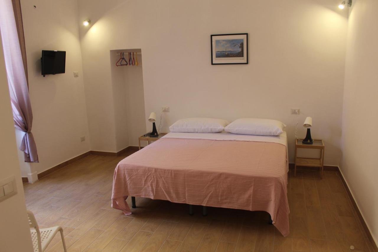 לינה וארוחת בוקר נאפולי Casa Laura Oliva Mancini מראה חיצוני תמונה